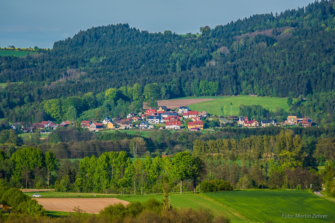 Foto: Martin Zehrer - Altensteinreuth am Fuße des Armesbergs mit Maibaum... 