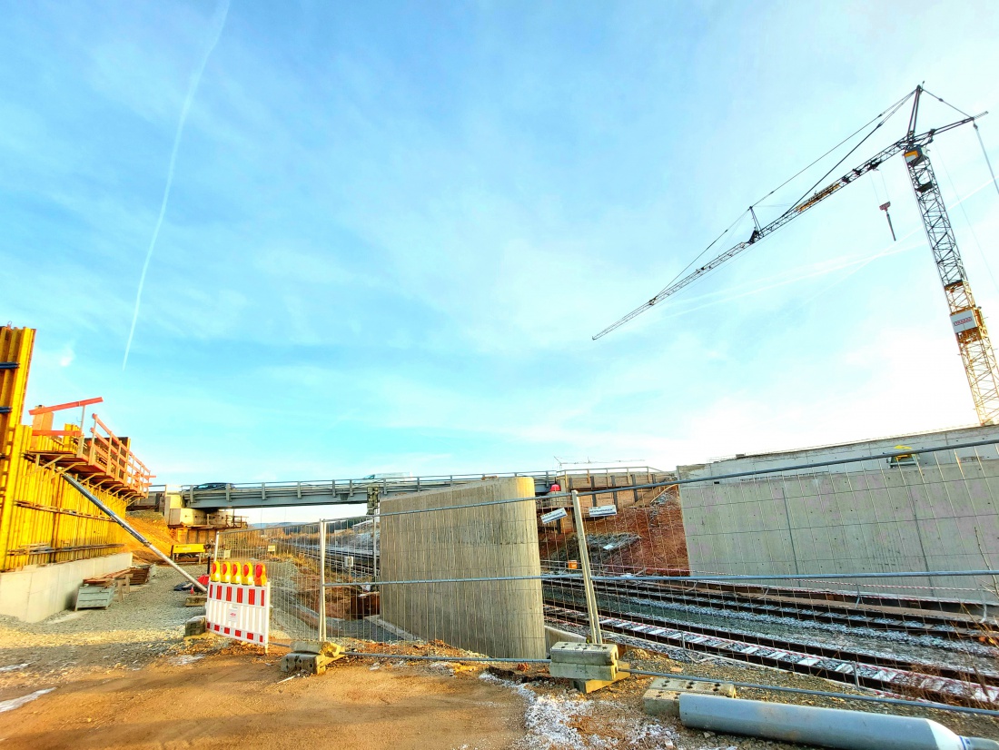 Foto: Martin Zehrer - Brückenbau im Winter, zwischen Neustadt am Kulm und Höflas, zwei Tage vor Weihnachten 2021. 