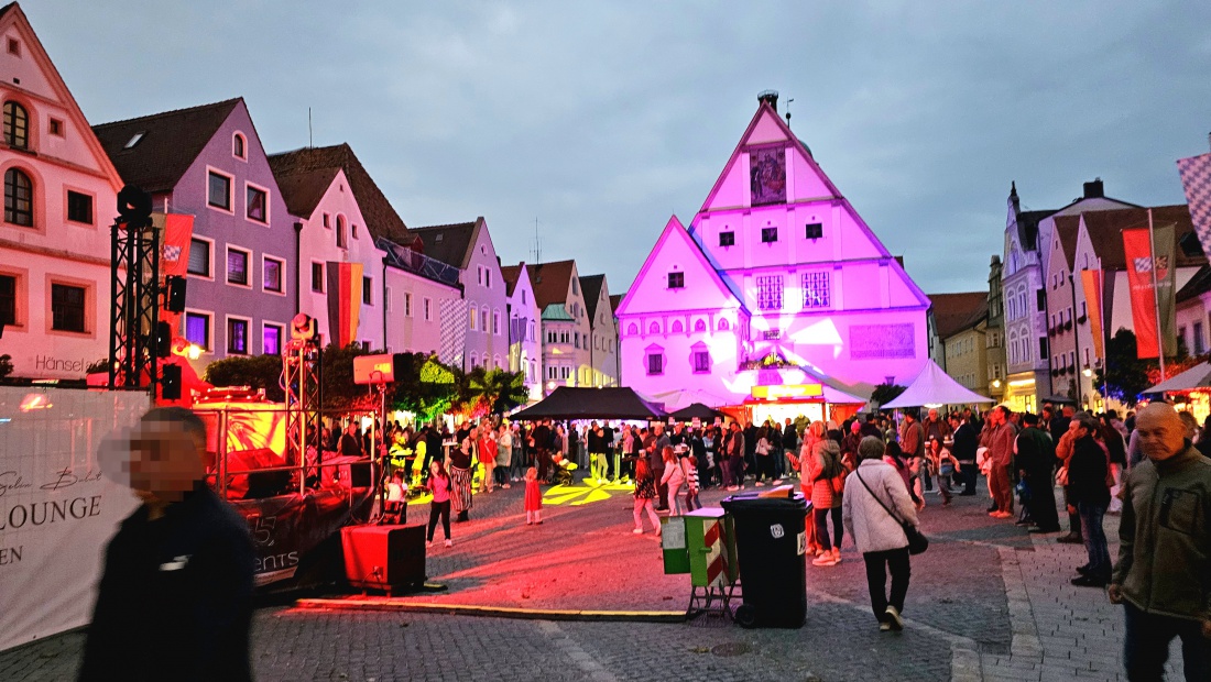Gute Stimmung vor dem weidner Rathaus beim Altstadtfest.