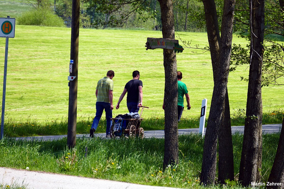Foto: Martin Zehrer - Vatertag - Unterwegs mit dem Ziehwagen bei Anzenstein Nähe Kemnath 
