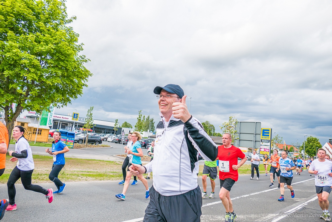 Foto: Martin Zehrer - Nofi-Lauf 2017: Start am Stadtplatz und Ziel beim Siemens... 5,9 Kilometer durch Kemnath und rund herum. Mehr als 8000 Teilnehmer fanden sich in Kemnath zusammen um die S 