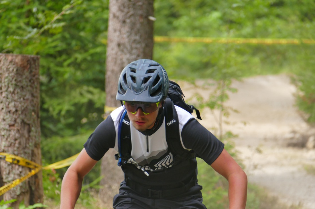 Foto: Martin Zehrer - Den Ochsenkopf hinunter rasen ;-)<br />
<br />
Heute ist Training und Startplatz-Rausfahren für morgen. Dieser Lauf zählt zur Enduro one Serie und wird auf der Downhillstrecke am O 