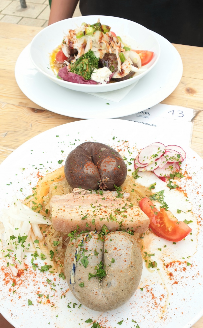 Foto: Martin Zehrer - Tourverpflegung: Schlachtschüssel und Kronfleisch ;-)<br />
<br />
Angekommen beim Rawatzer Zoigl am Rathaus...<br />
<br />
Es ging von Immenreuth aus über Kulmain, Aign, Oberwappenöst, Rig 