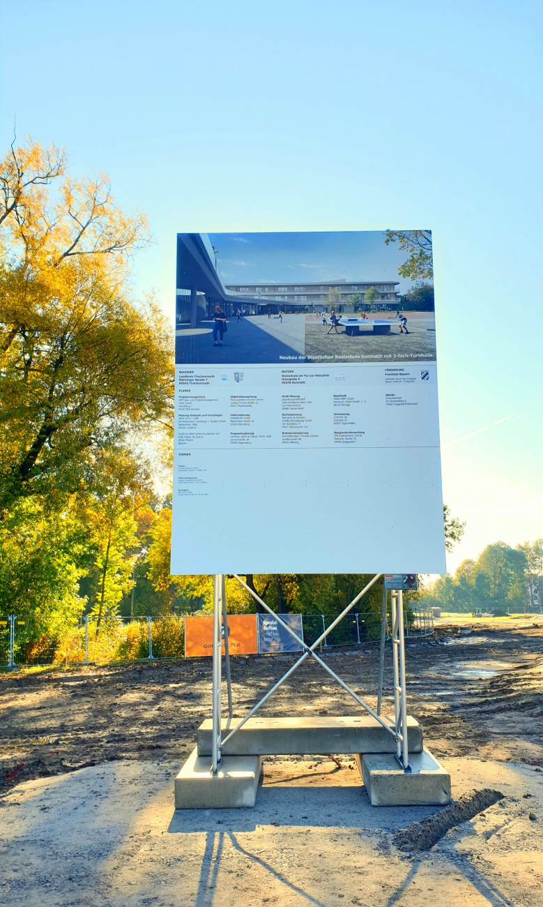 Foto: Martin Zehrer - Die Bautafel der Baustelle in Kemnath.<br />
Hier entsteht eine neue Realschule und dazu eine 3-fach-Turnhalle. 