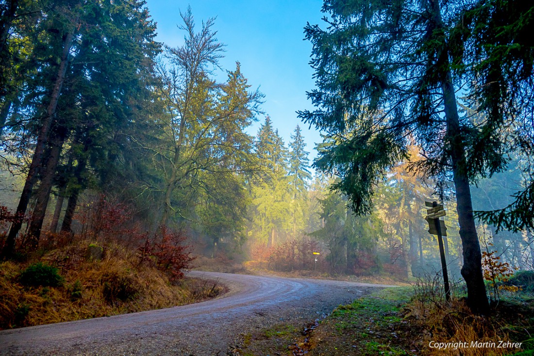 Foto: Martin Zehrer - Erste Sonnenstrahlen und blauer Himmel scheint durch - die Nebelgrenze ist erreicht. Scheinbar ist es oben am Kösseine-Haus doch recht schön ;-) 