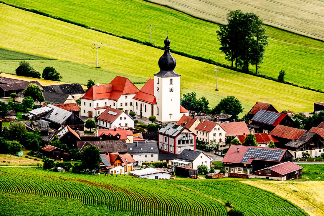 Foto: Martin Zehrer - Mockersdorf von oben. Der Blick von Rauhen Kulm zeigt die Kirche in der Ortschaft. 