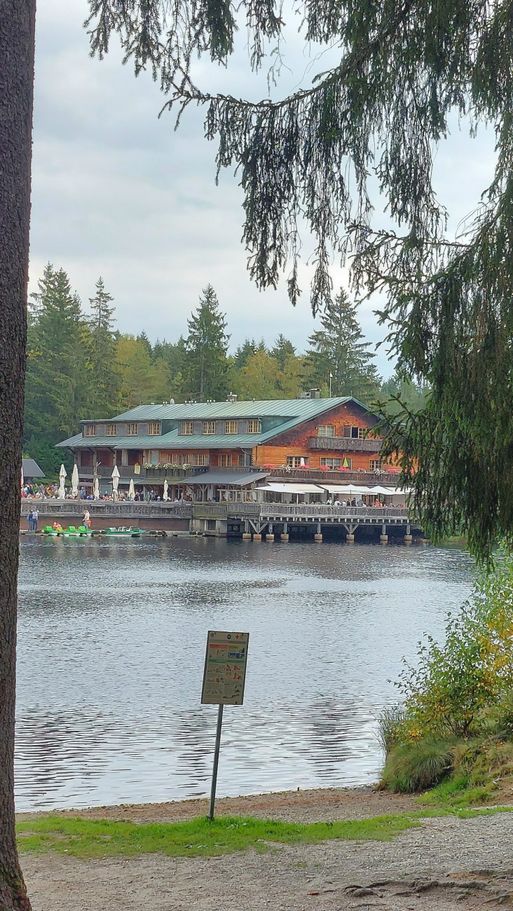 Foto: Martin Zehrer - Das Hotel bzw. Gasthaus am Fichtelsee...<br />
<br />
Heute, am 3. Oktober 2023 war der Fichtelsee sehr gut besucht.  