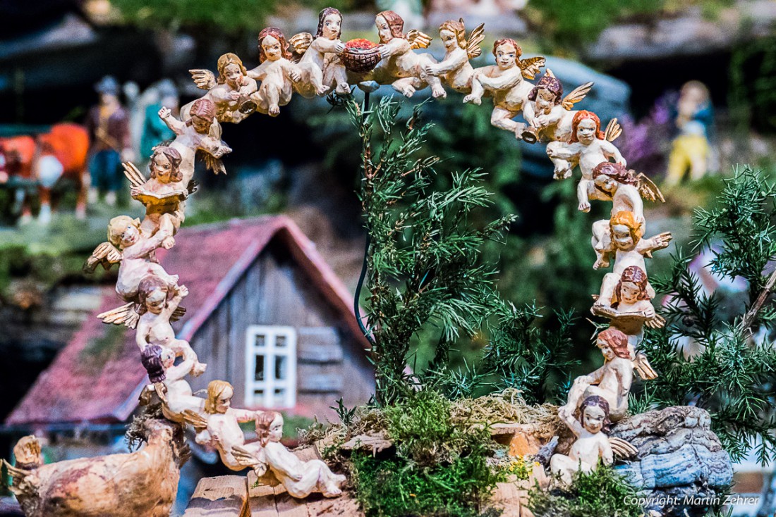 Foto: Martin Zehrer - So unglaublich... Aus einem Stück Holz wurde dieser Engels-Ring von einem Plößberger Krippenbauer geschnitzt. <br />
<br />
Gesehen auf der Krippenschau Plößberg 2015 