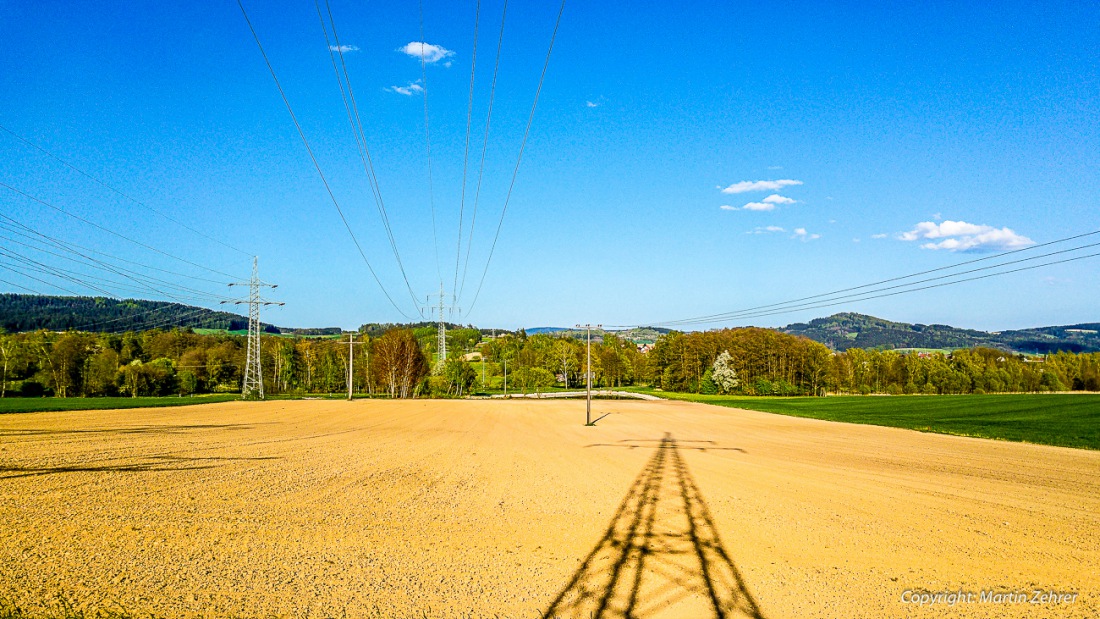 Foto: Martin Zehrer - Schatten-Masten ;-) Gestern zwischen Immenreuth und Kulmain beim Radfahren... 