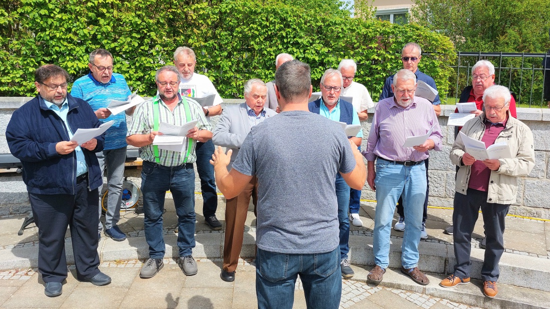 Foto: Martin Zehrer - Der Männergesangsverein Neusorg führte, unter klingendem Applaus <br />
der Zahlreichen Besucher,  musikalisch durch die sehr gut organisierte Maifeier.<br />
Insbesonders der perf 