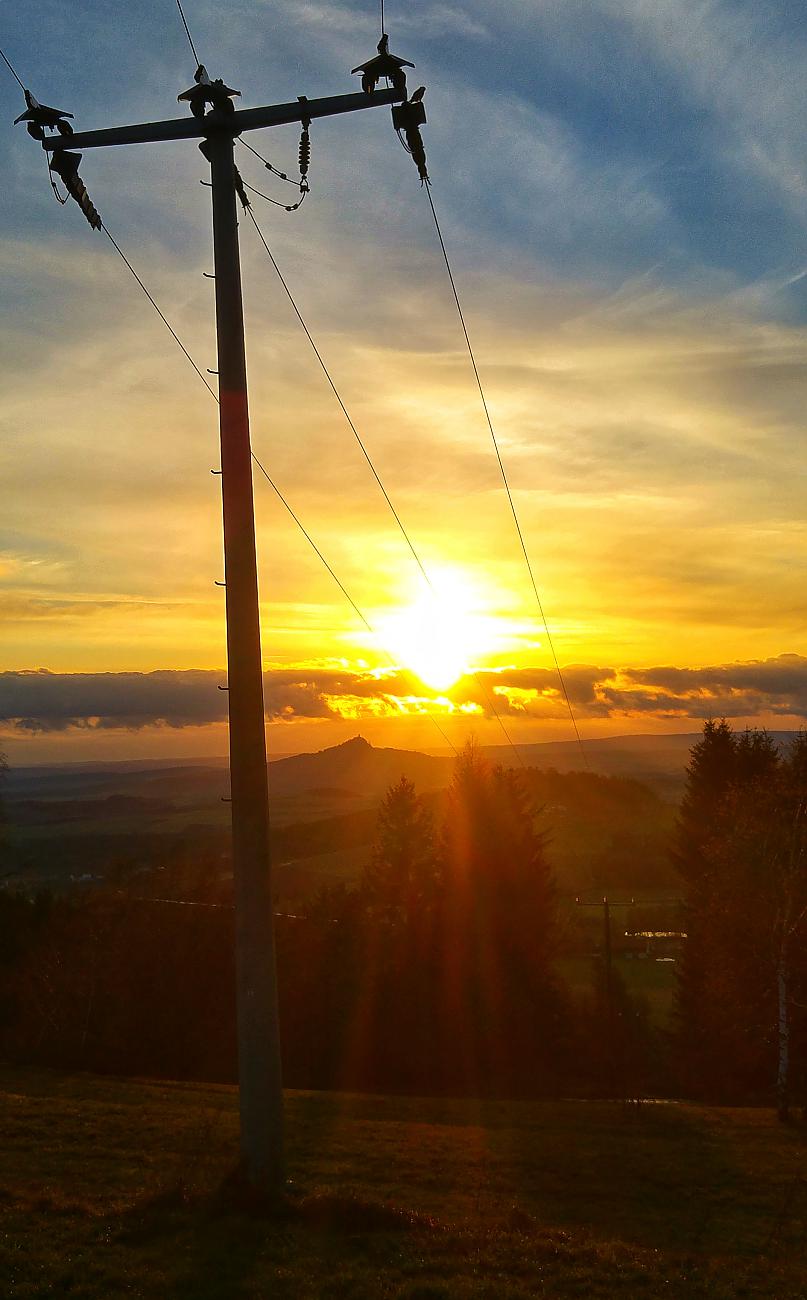 Foto: Jenny Müller - Auch das Vögelchen auf dem Strommasten genießt das wunderbare Farbenspiel das der Sonnenuntergang zaubert. Ausblick vom Zentrum (Godas) richtung Kemnath 