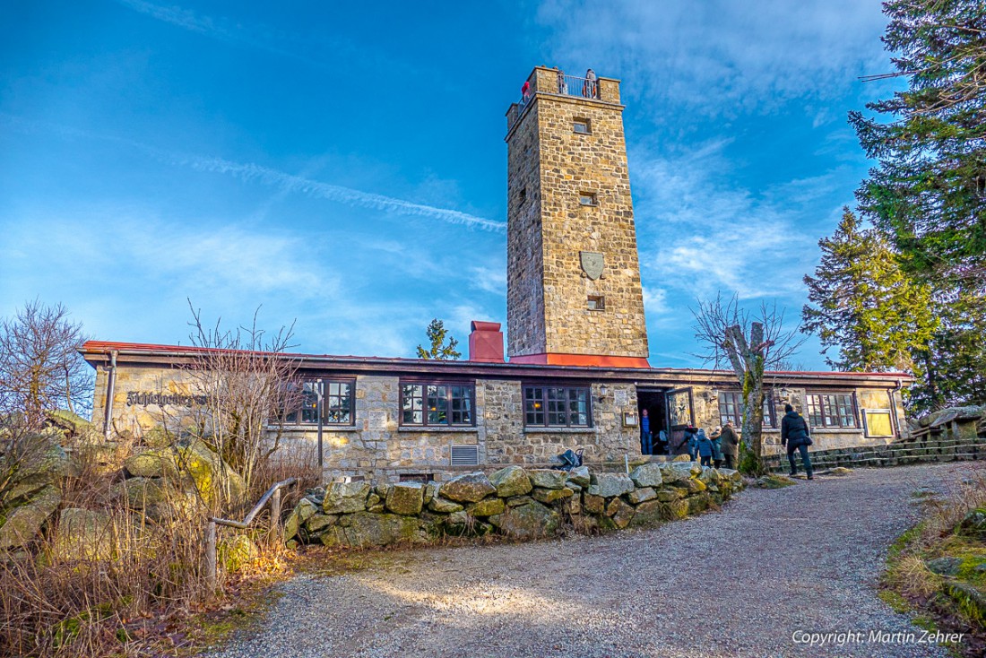 Foto: Martin Zehrer - Gipfelrestaurant Asenturm - Geschafft! Erst noch rauf auf den Turm und Aussicht genießen, dann rein  ins Wirtshaus und Suppe schlürfen ;-) 