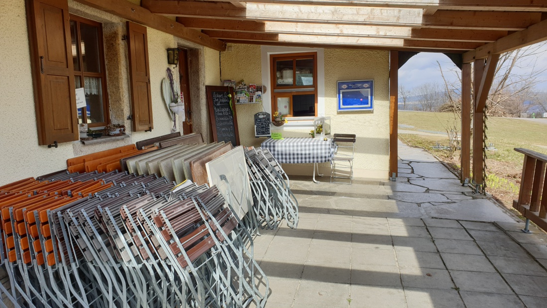 Foto: Martin Zehrer - Leckeres Essen to go... Mesnerhaus Armesberg...<br />
Wann werden wir hier auf der Terrasse wieder ganz normal essen und dabei die Aussicht genießen können? 