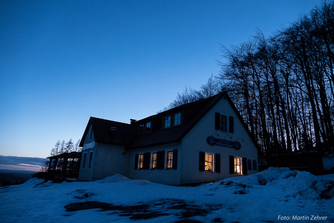 Foto: Martin Zehrer - Januar 2018 - Das Mesnerhaus auf dem Armesberg kurz vor der Dunkelheit! 