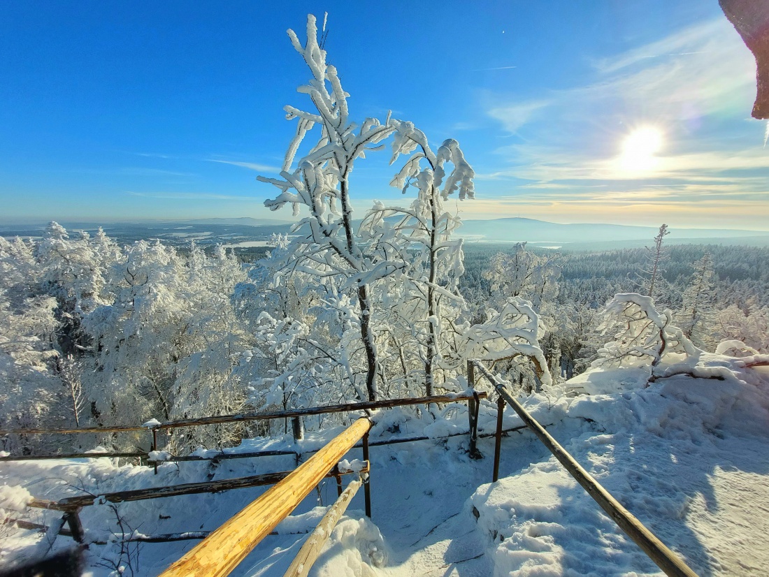 Foto: Martin Zehrer - Wunderschöne Winterzeit am 13. Dezember 2022, am Waldstein.<br />
<br />
Es war ein extrem sonniger, klarer Tag am Waldstein im Fichtelgebirge.<br />
Die Temperatur ging von Früh -16 Gr 