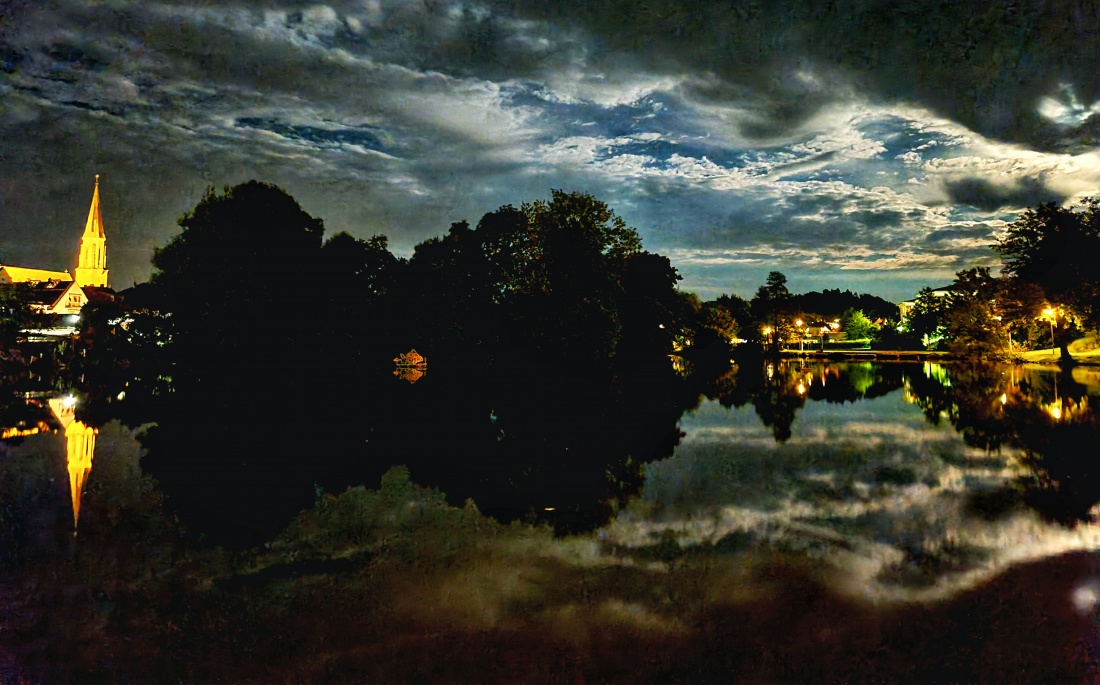 Foto: Jennifer Müller - Schaurig schön... die kemnather Kirche und der Stadtweiher im schummrigen Vollmond-Licht. 