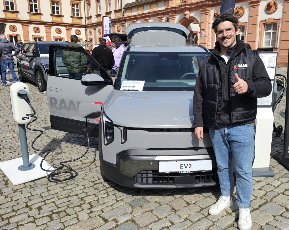 Mobilitätstage in Bayreuth - viele interessante Aussteller und ein riesiger Besucheransturm...
Auch das Unternehmen Raab stellte eine große Auswahl an KIA-Fahrzeugen zum Anfassen und Testen bereit.