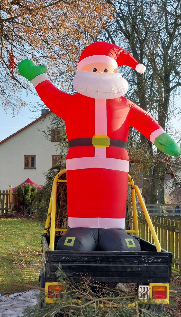 Foto: Martin Zehrer - Der Nikolaus begrüßt die Gäste auf dem wunderschönen  Röthenbacher Weihnachtsmarkt.  