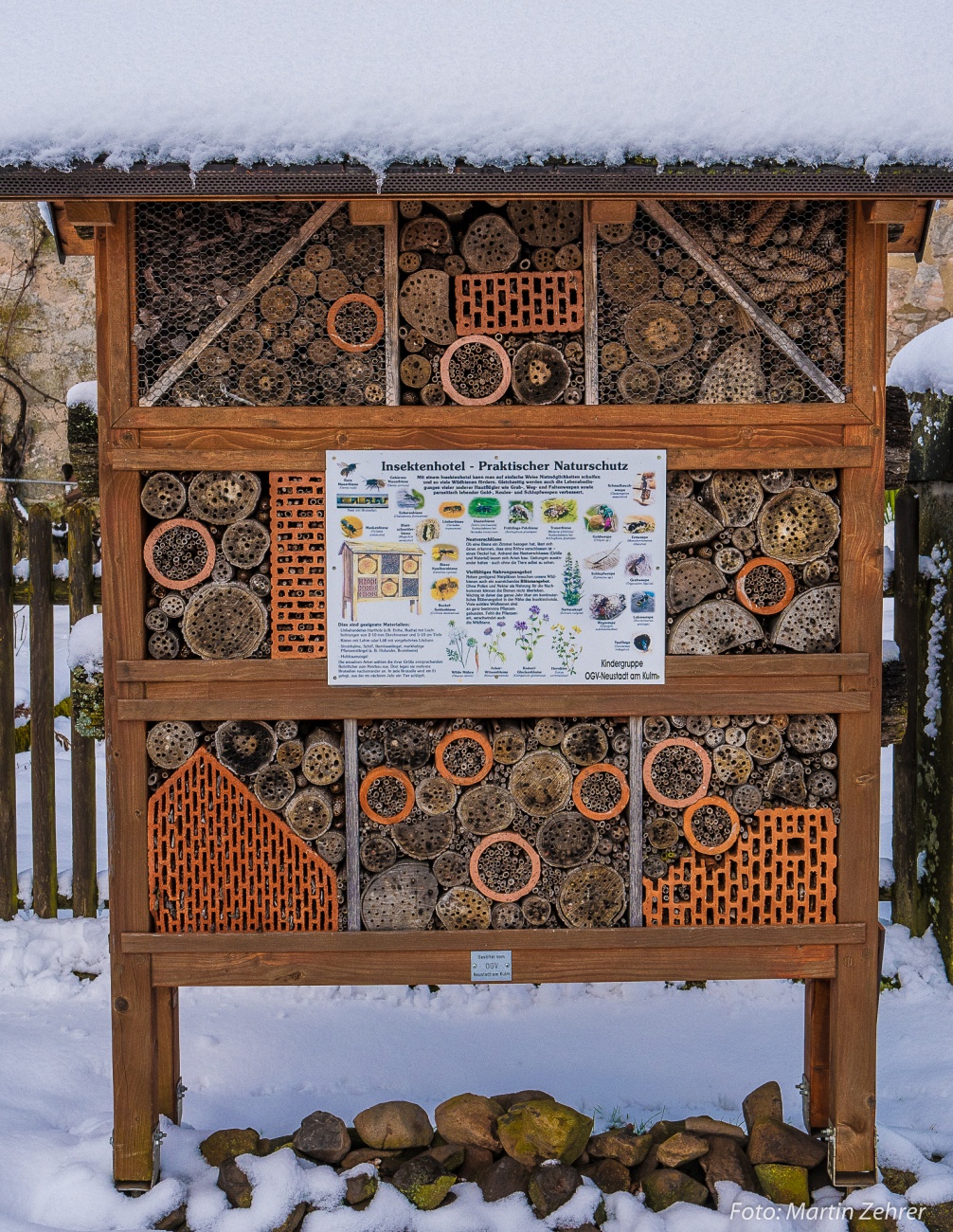 Foto: Martin Zehrer - Ein Insektenhotel, gesehen in Neustadt am Kulm. Mehr Details im nächsten Bild! 