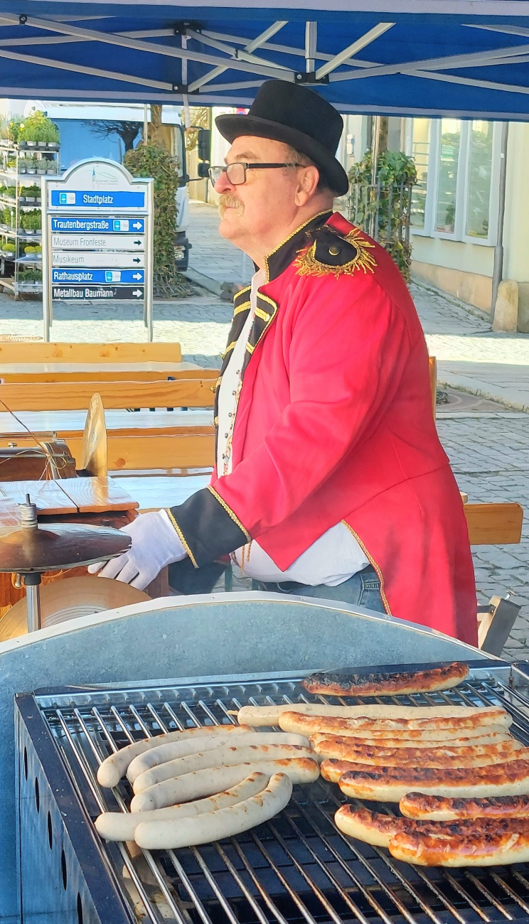 Foto: Martin Zehrer - Schinners Drehorgel sorgt für Musik...<br />
Wunderschönes Wetter in Kemnath, wundervoller Markt-Sonntag auf dem historischen Stadtplatz, jeder Verkaufsstand ein Genuß fürJung 