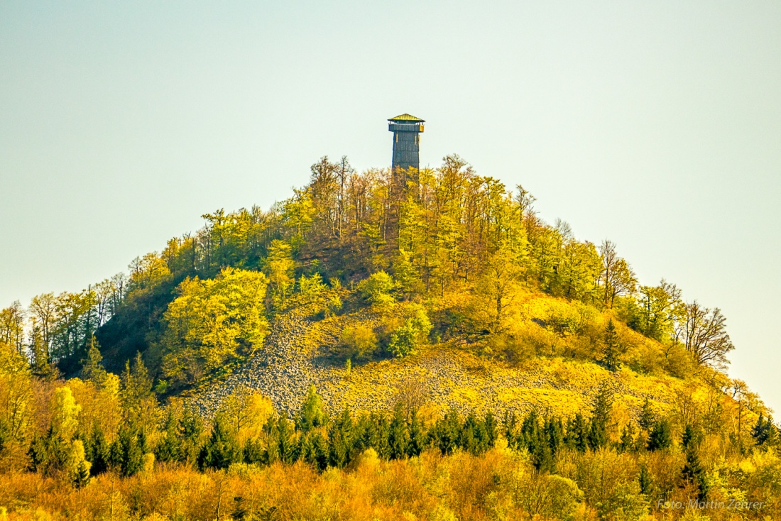 Foto: Martin Zehrer - 30. April 2017 - Der Vulkan-Kegel Rauher Kulm bei Neustadt am Kulm in der Abendsonne... 