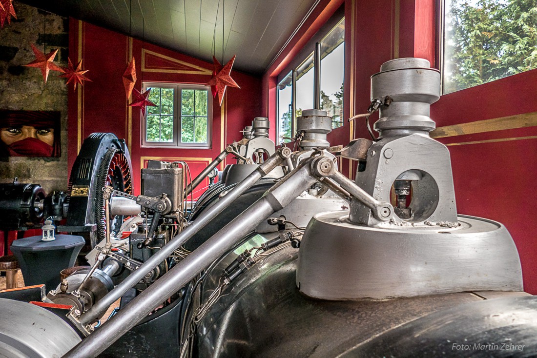 Foto: Martin Zehrer - Die Stößelstangen zur Ventilsteuerung der Dampfmaschine im Restaurant Museo in Fichtelberg. 