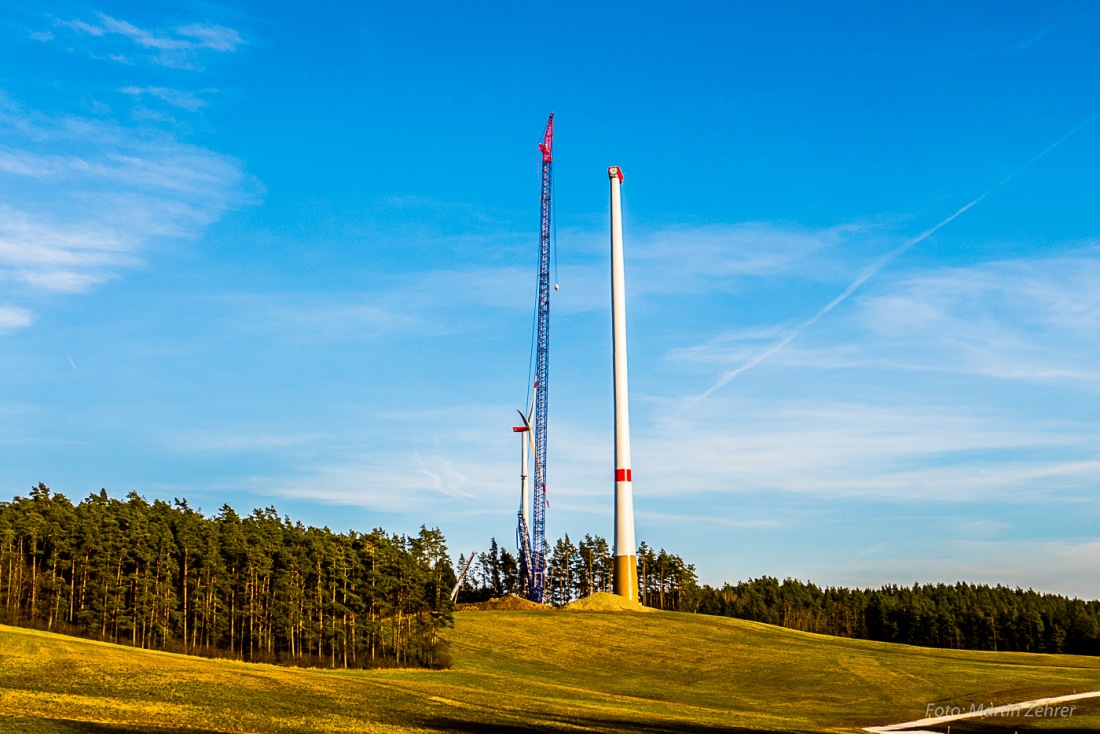 Foto: Martin Zehrer - Der Turm steht, die Gondel ist montiert... was fehlt sind noch die Flügel ;-) 