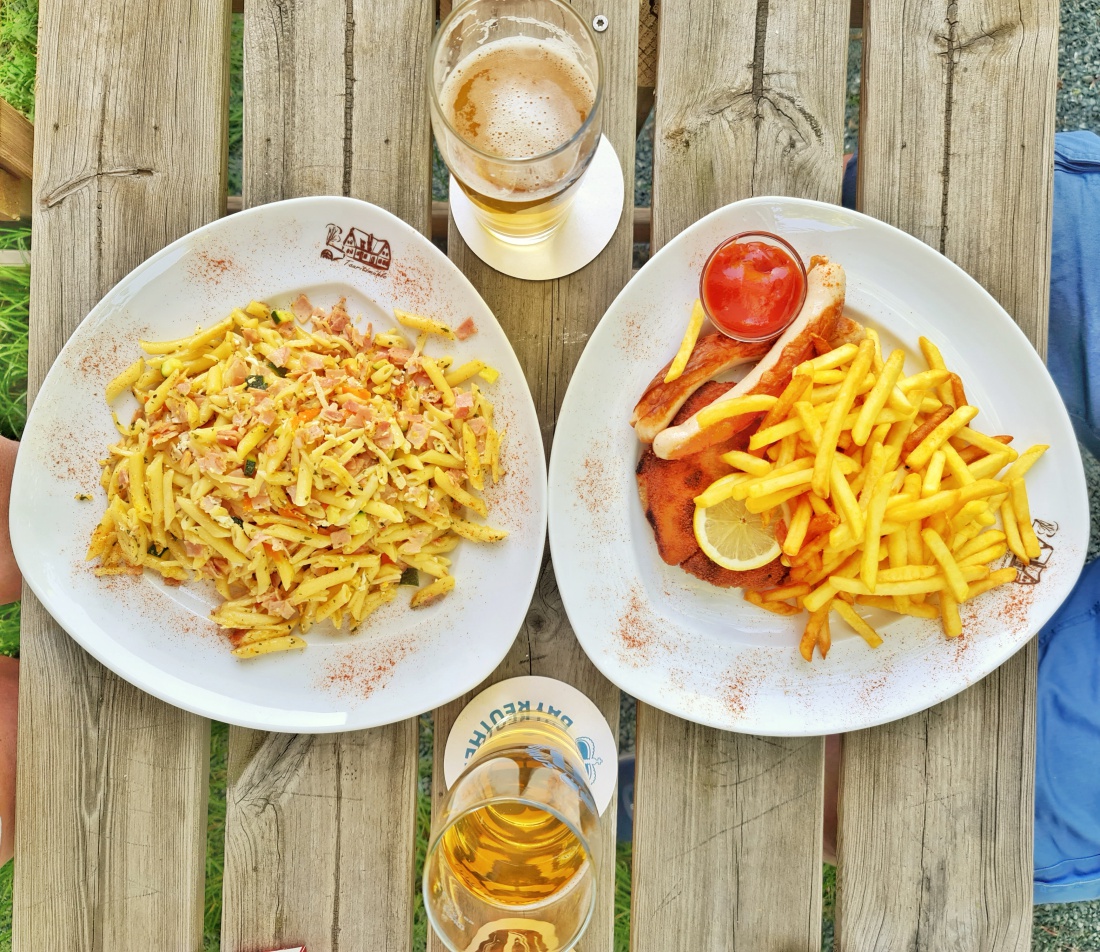 Foto: Jennifer Müller - Ein perfekter Tag endet mit einem leckeren Essen im gemütlichen Biergarten der Tauritzmühle.  