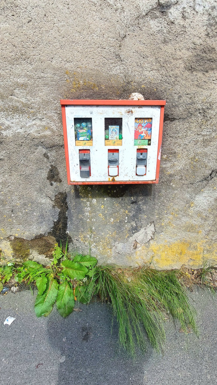 Foto: Martin Zehrer - Kaugummi-Kasten: Hängt in Kemnath,  in der Bayreuther Straße... 