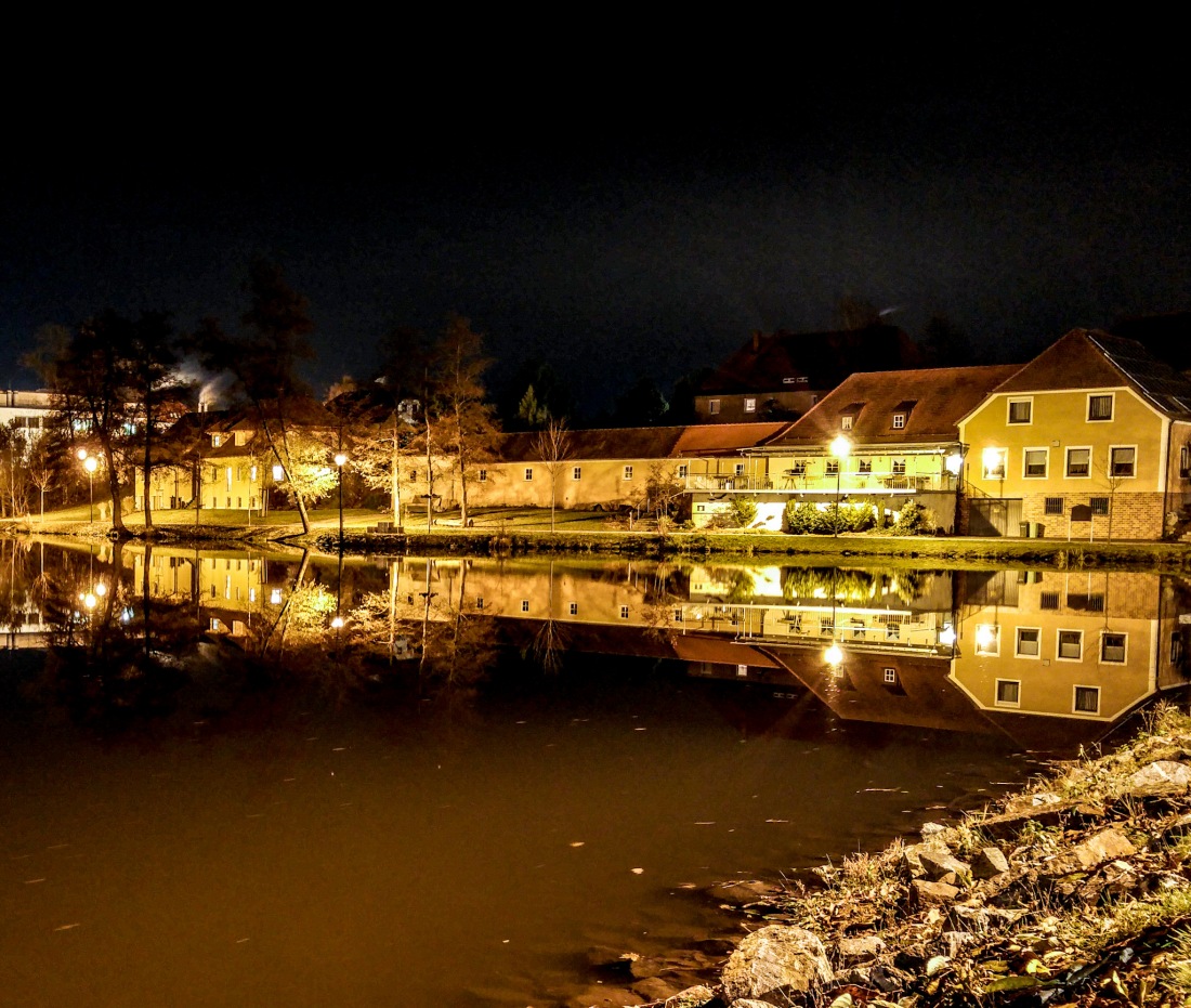 Foto: Martin Zehrer - Nacht-Phantasien im Kemnather Stadtweiher :-) 