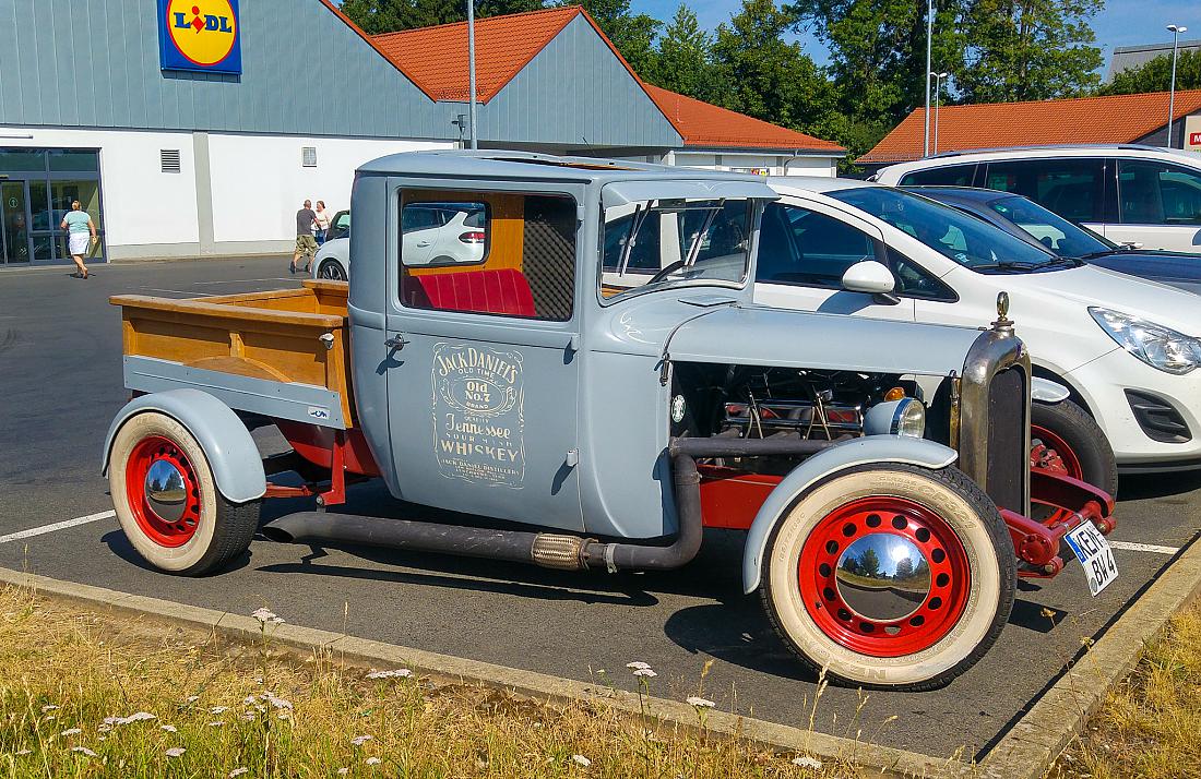 Foto: Martin Zehrer - Einfach mal einkaufen fahren. Dieses wunderschöne Gefährt eines Sandstrahl-Unternehmers stand heute unter all den modernen Sachen auf dem Lidl-Parkplatz in Kemnath. 