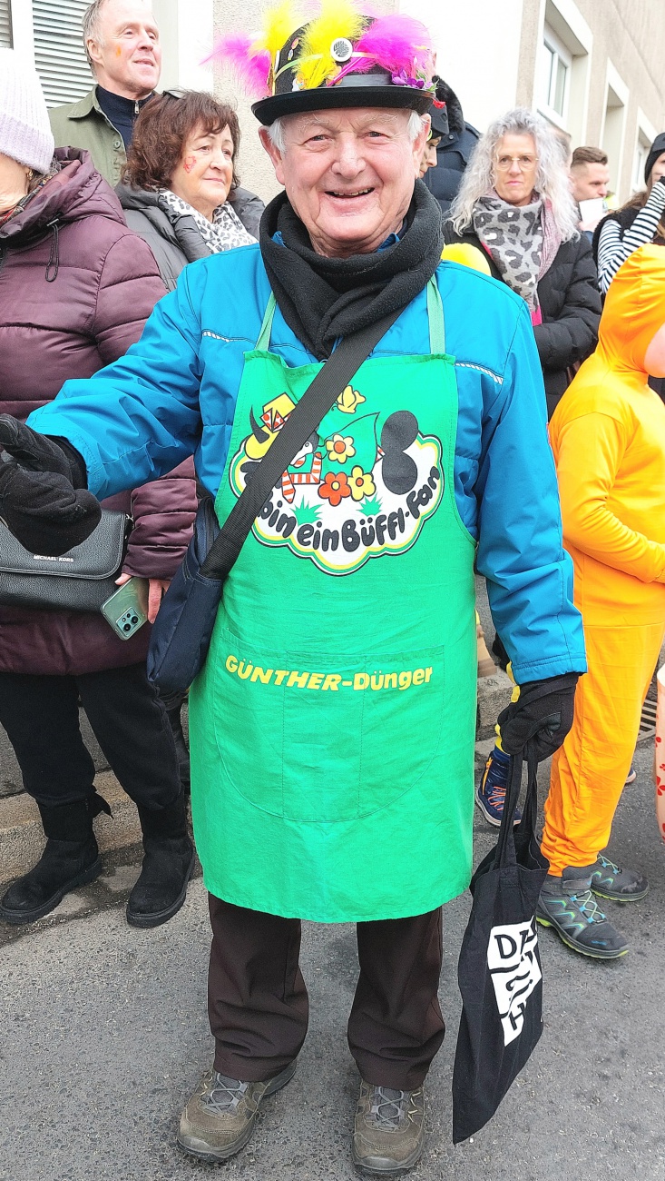 Das Bild zeigt den Faschingsumzug in Pressath 2026 mit ausgelassener Stimmung und vielen feiernden Menschen.
Auf einem festlich geschmückten Wagen feiern junge Leute bei Musik und guter Laune.
Zahlreiche Besucher in bunten Kostümen säumen die Straßen und genießen das Spektakel.
Seifenblasen, Farben und fröhliche Gesichter prägen das lebendige Bild des Faschings.
Der Fasching in Pressath verbindet Gemeinschaft, Tradition und pure Lebensfreude.