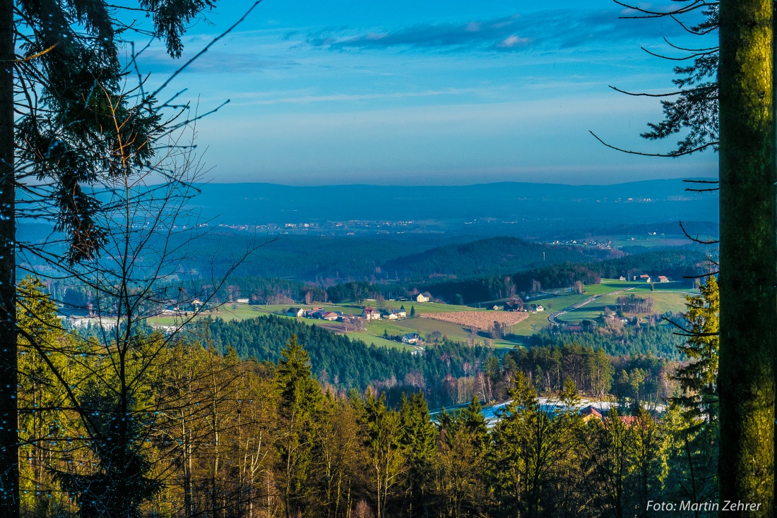 Foto: Martin Zehrer - Herrliches Wetter und eine herrliche Aussicht aus dem Steinwald heraus... Gesehen bei der Winterwanderung am 26.12.2017 