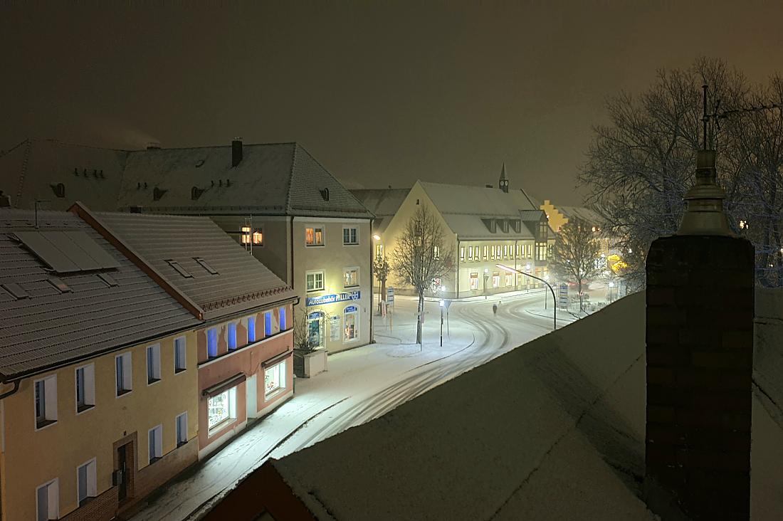 Foto: Martin Zehrer - Jetzt hat es doch noch in Kemnath geschneit. Ungefähr eine Stunde brauchte es um die Stadt in eine Schneelandschaft zu verwandeln :-)<br />
<br />
28. Dezember 2020 um ca. 18:00 Uh 
