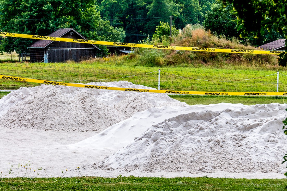 Foto: Martin Zehrer - Kiesibeach Pressath... Nicht nur die Wege wurden neu aufgeschüttet, auch die Volleyballfelder werden mit frischem Sand versorgt. 