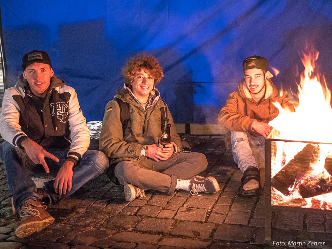 Foto: Martin Zehrer - Aufwärmen am Feuer, beim Candle-Light-Shopping 2017 in Kemnath 