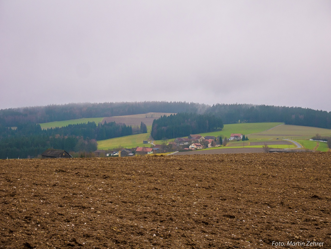 Foto: Martin Zehrer - Der Blick übern Acker auf Godas. Dieses Bild entstand am 6. Januar 2018. Nur mehr oben auf dem Armesberg lagen noch ein paar Flecken Schnee. 